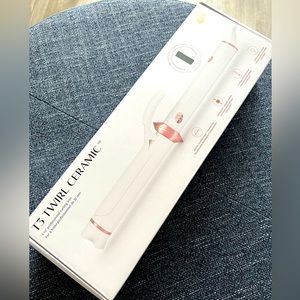 T3 Twirl ceramic 1 1/4” professional curling iron